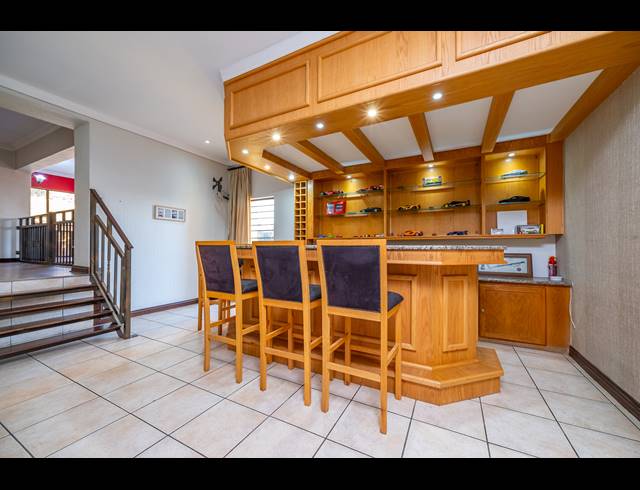 6 BEDROOM FREEHOLD FOR SALE IN ROBIN HILLS